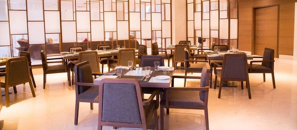 Regenta Central Grand Exotica Pimpri-Chinchwad Exteriör bild