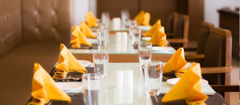 Regenta Central Grand Exotica Pimpri-Chinchwad Exteriör bild