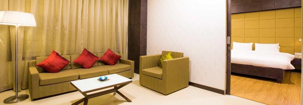 Regenta Central Grand Exotica Pimpri-Chinchwad Exteriör bild