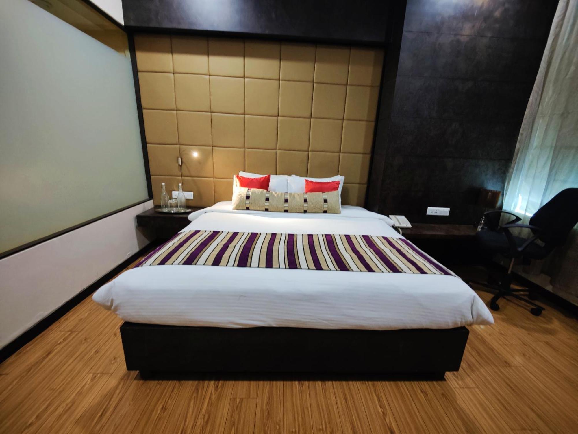 Regenta Central Grand Exotica Pimpri-Chinchwad Exteriör bild