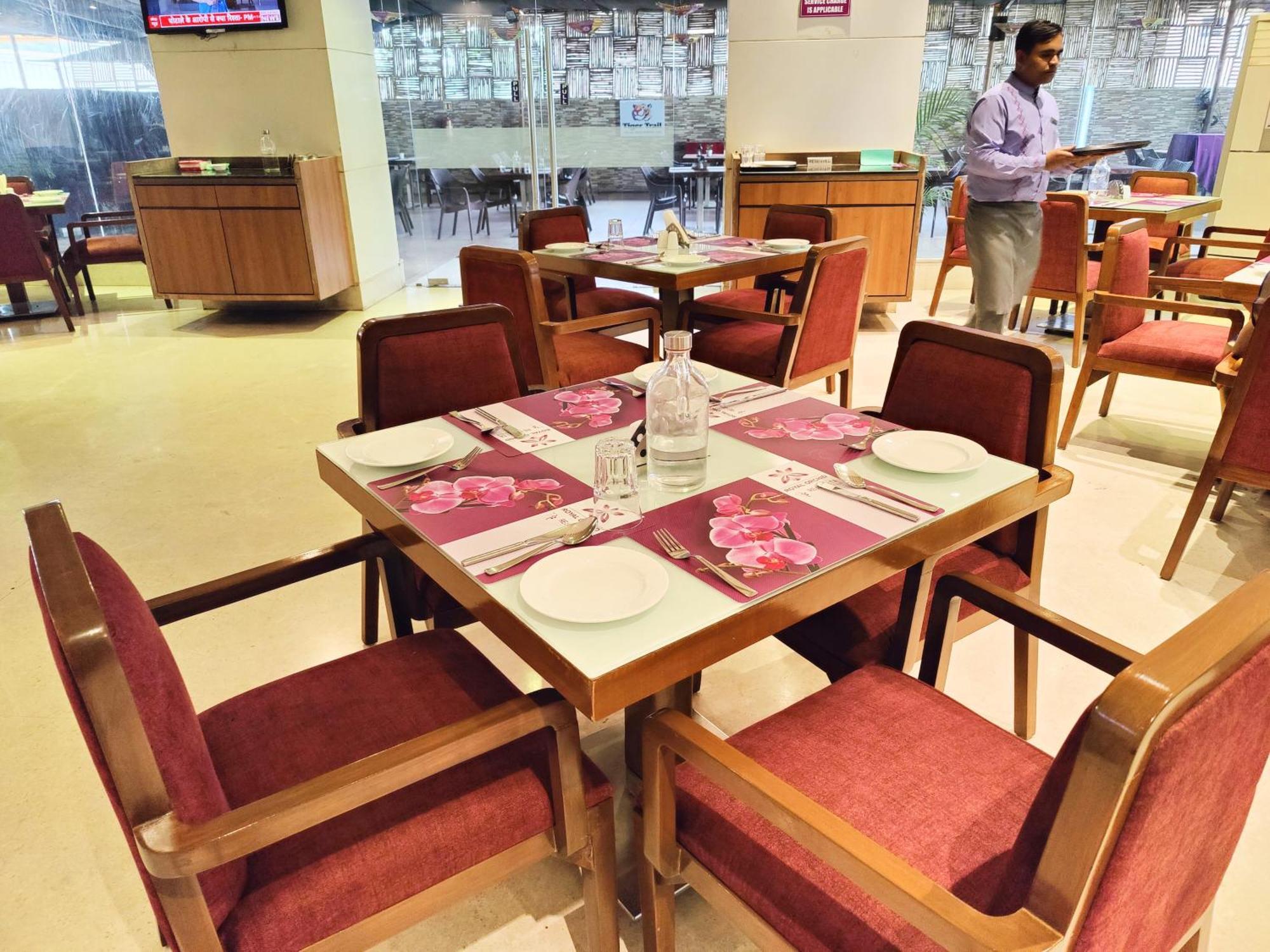 Regenta Central Grand Exotica Pimpri-Chinchwad Exteriör bild