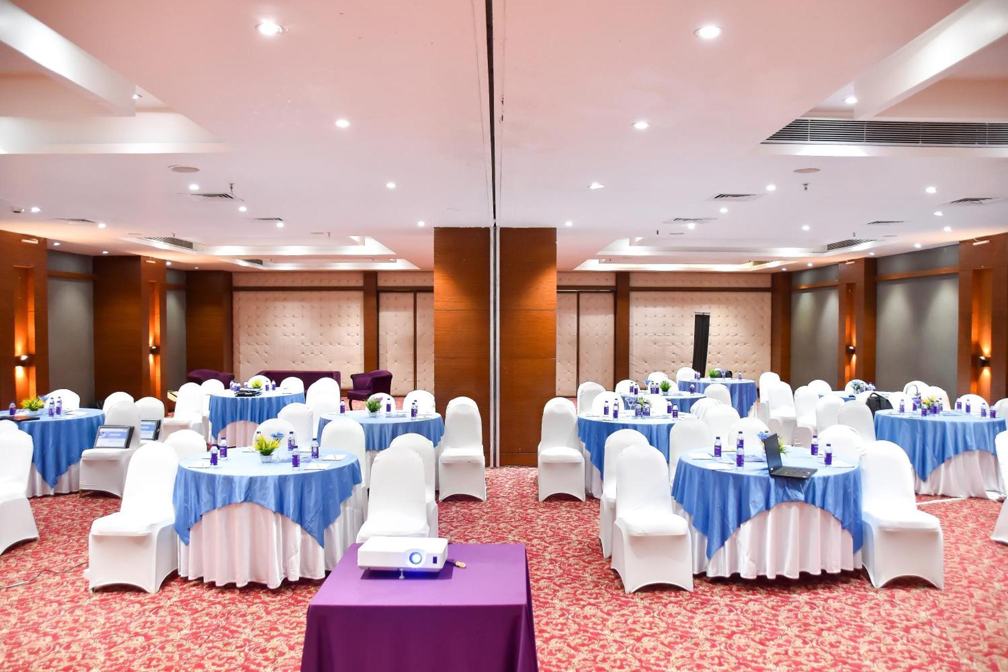 Regenta Central Grand Exotica Pimpri-Chinchwad Exteriör bild