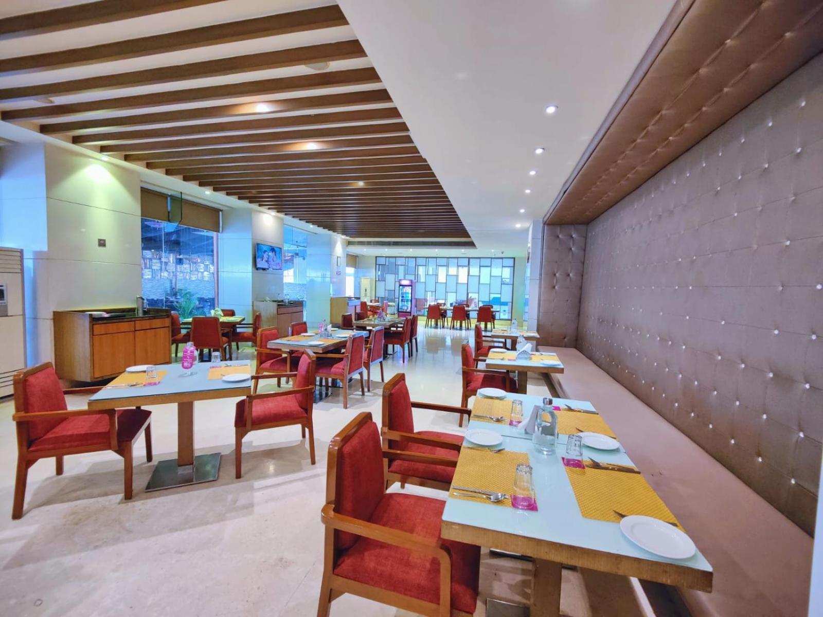Regenta Central Grand Exotica Pimpri-Chinchwad Exteriör bild