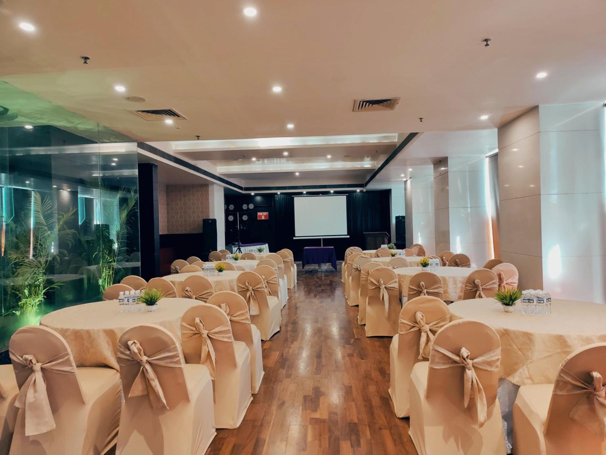 Regenta Central Grand Exotica Pimpri-Chinchwad Exteriör bild