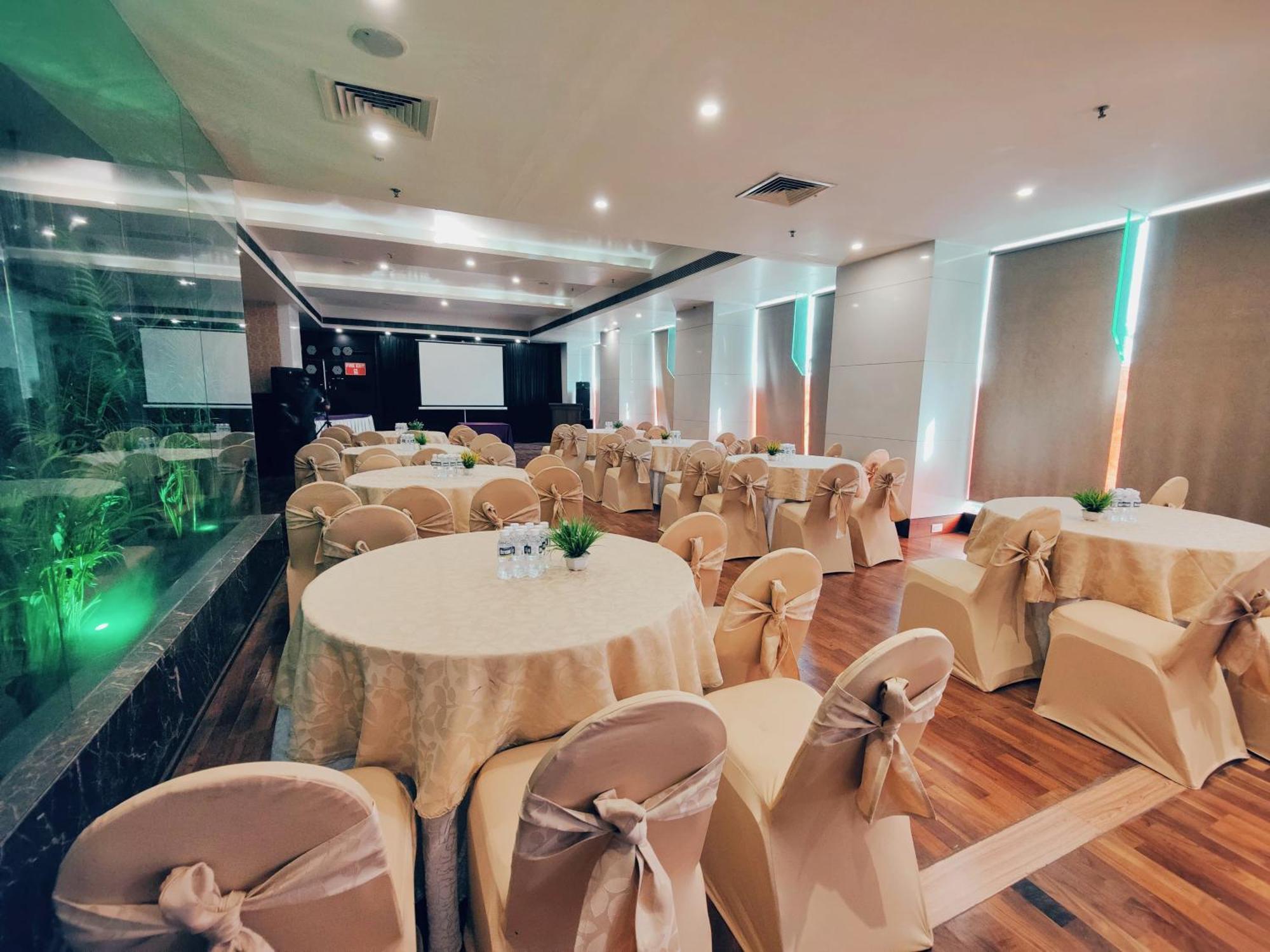 Regenta Central Grand Exotica Pimpri-Chinchwad Exteriör bild