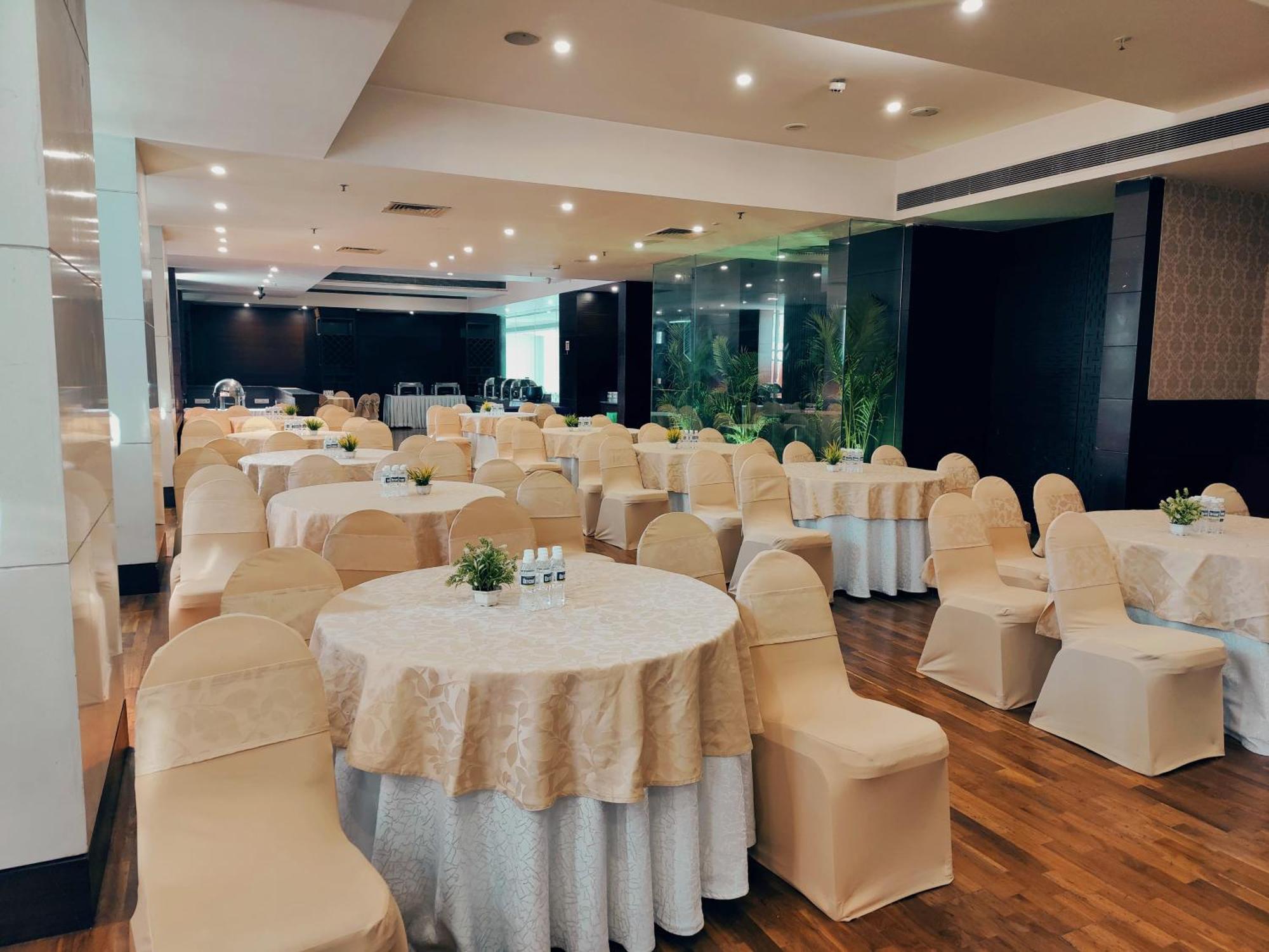 Regenta Central Grand Exotica Pimpri-Chinchwad Exteriör bild